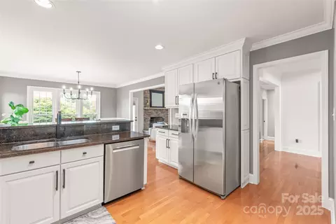 Kitchen - 421 Cranborne Chase Dr, Fort Mill, SC 29708 photo 4 of 8