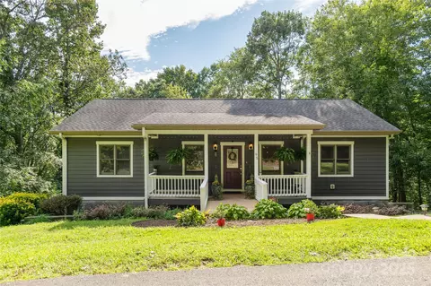 95 Fairview Hills Dr, Fairview, NC 28730
