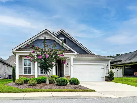 527 Summerfield Pl, Flat Rock, NC 28731