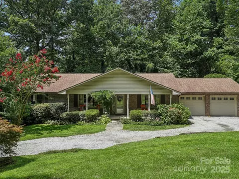 204 Fernwood Dr, Hendersonville, NC 28791