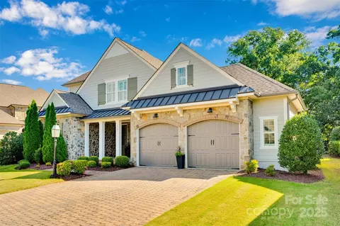 8921 Blakeney Dr, Charlotte, NC 28277