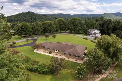 56 Beaumont Dr, Hendersonville, NC 28739