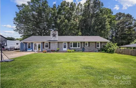 1271 Country Ln, Winston Salem, NC 27107