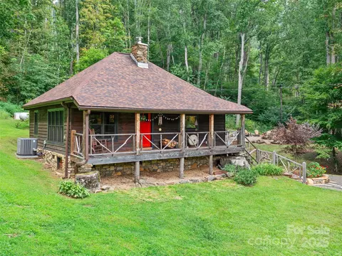 29 Redbud Ln, Bakersville, NC 28705