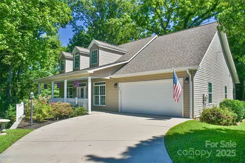 34 Waterbury Ct, Hendersonville, NC 28791