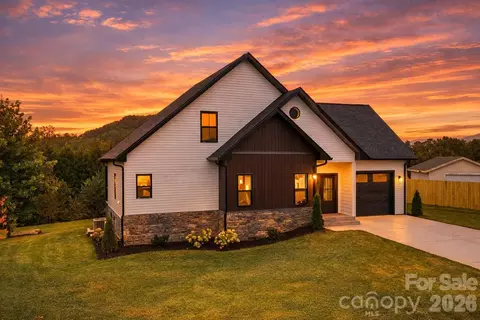 38 Red Laurel Ct, Hendersonville, NC 28792
