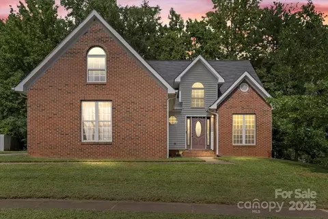 7337 Rosehall Dr, Charlotte, NC 28227