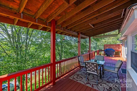 201 Acorn Ln, Clyde, NC 28721