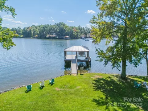 5141 Sunshine Harbor Rd, Clover, SC 29710