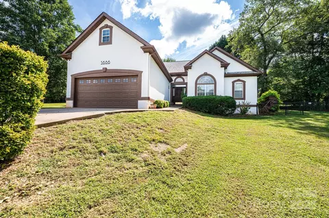 5686 Gold Creek Bay Dr, Hickory, NC 28601
