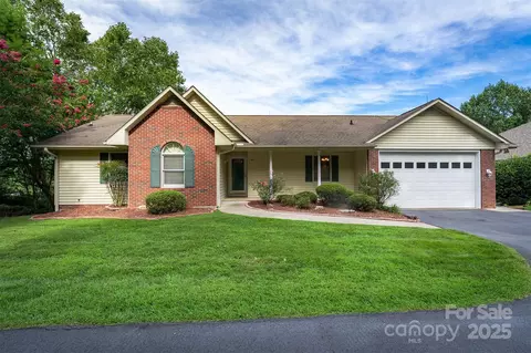 321 Mountain Valley Dr, Hendersonville, NC 28739