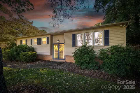 2108 Blue Ridge Cir, Lenoir, NC 28645