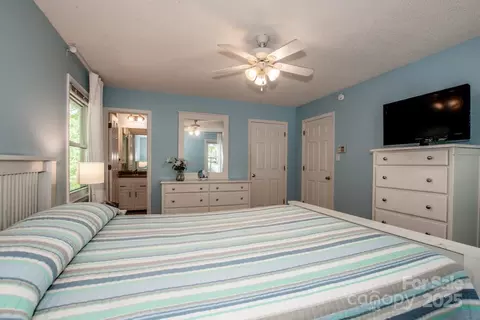 Bedroom - 4028 Mcgee Point Rd, Terrell, NC 28682 photo 2 of 6