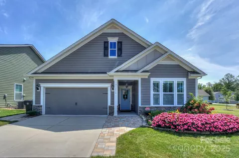 194 Hanks Bluff Dr, Mooresville, NC 28117