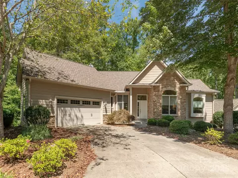 17 High Park Ct, Hendersonville, NC 28791