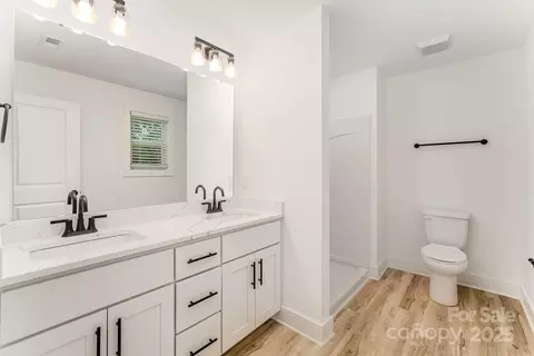 Bath - 5596 Sandhurst Rd, Hickory, NC 28602 photo 1 of 2