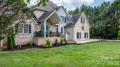 1801 Twin Ponds Dr, Hickory, NC 28602