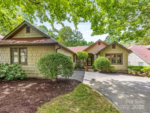 14 Lacoste Dr, Hendersonville, NC 28739