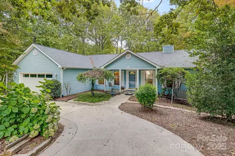 141 Foothills Dr, Hendersonville, NC 28792