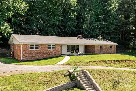 330 Lyndhurst Dr, Hendersonville, NC 28791