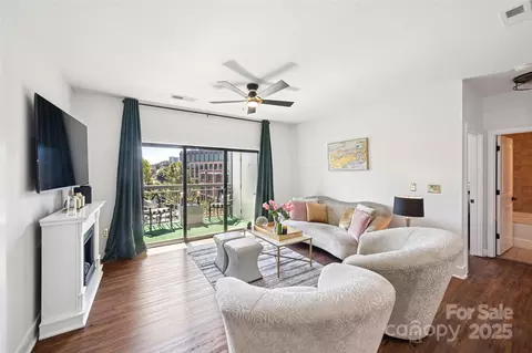 630 Calvert 305 St #305, Charlotte, NC 28208