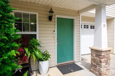19 Singleton Ln, Fletcher, NC 28732