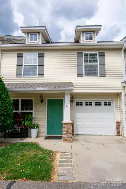 19 Singleton Ln, Fletcher, NC 28732