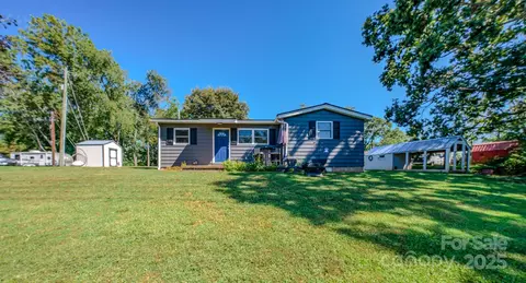 26 Center St, Candler, NC 28715