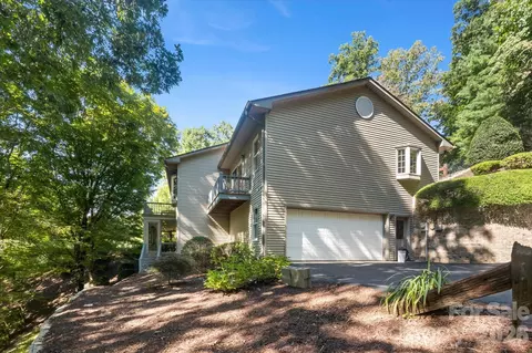 2240 E Cumming Woods Ln, Hendersonville, NC 28739