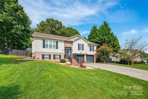 107 Cliffwood Dr, Hudson, NC 28638