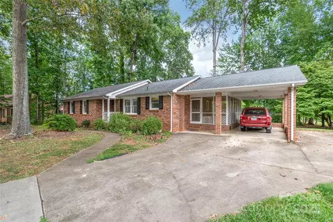 310 Oakwood Dr, Mount Holly, NC 28120