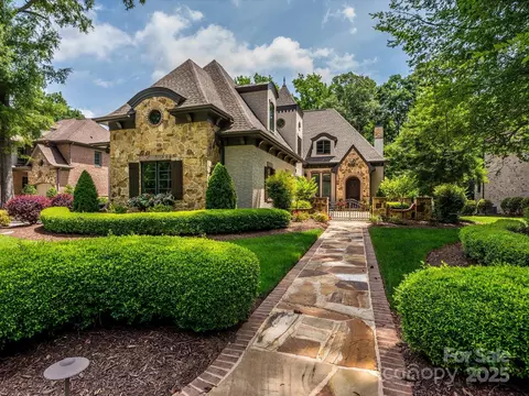 9002 Pine Laurel Dr, Matthews, NC 28104