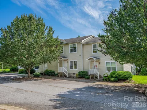404 Villas Ct, Asheville, NC 28806