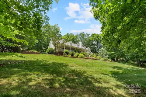 21 Farm Valley Ct, Weaverville, NC 28787