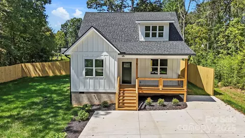 67 Valentine St, Flat Rock, NC 28731