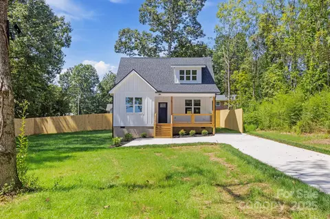 67 Valentine St, Flat Rock, NC 28731