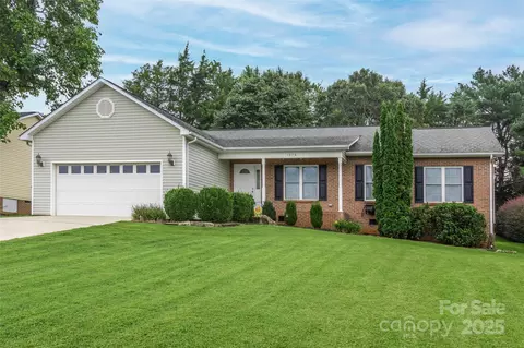 1376 Farmington Hills Dr, Conover, NC 28613