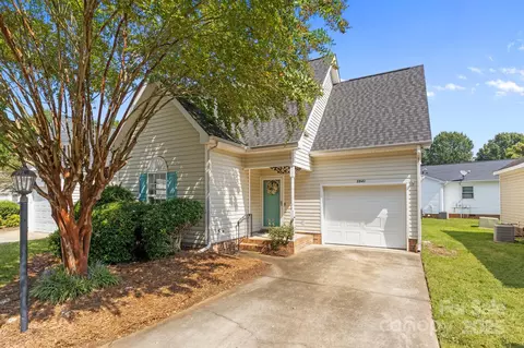 5940 Crape Myrtle Ln, Charlotte, NC 28216