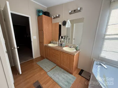 Bath - 146 Cartwright Rd, Harmony, NC 28634 photo 4 of 4
