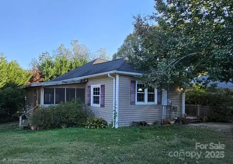 1884 Hilltop Cir, Gastonia, NC 28054
