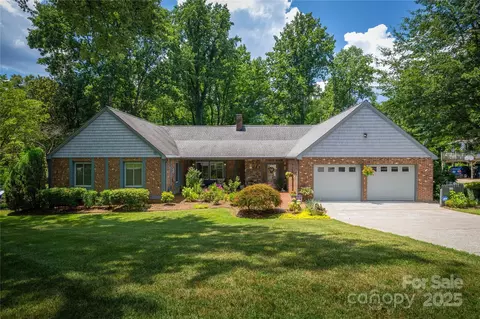 130 Mimosa Hills Dr, Morganton, NC 28655
