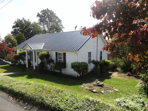 95 Summit St, Marion, NC 28752 photo 2