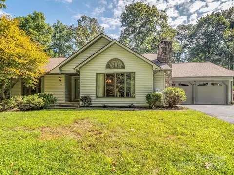 1695 Skyland Dr, Sylva, NC 28779