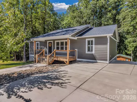 212 Walt Dr, Hendersonville, NC 28792