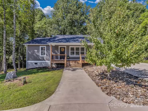 212 Walt Dr, Hendersonville, NC 28792