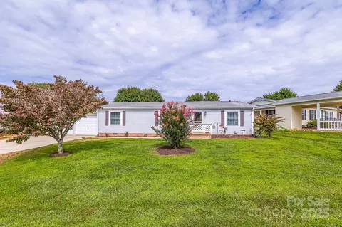 445 Riverwind Dr, Hendersonville, NC 28739
