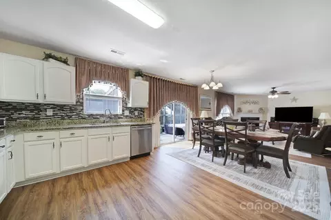 2320 Kirkgate Ln, Charlotte, NC 28215