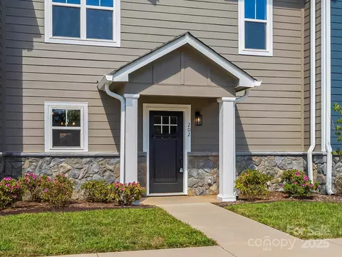 Exterior - 202 Beacon Ave, Morganton, NC 28655 photo 2 of 4