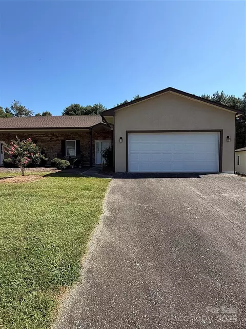 1107 Eaton Place Ct, Yadkinville, NC 27055