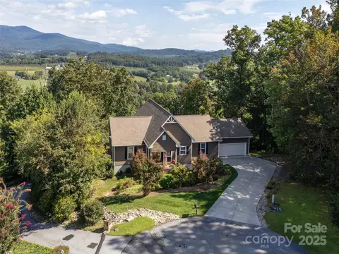 138 Lindsley Ct, Hendersonville, NC 28792